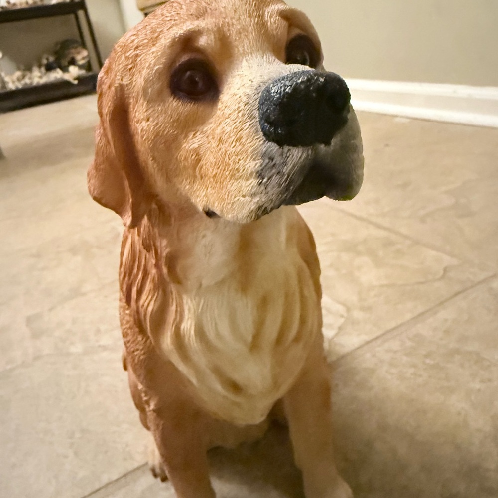 Realistic Golden Retriever Figurine - Picture 2 of 4